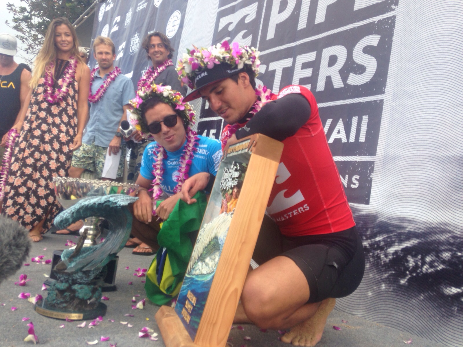 _Adriano de Sousa e Gabriel Medina campeão e vice do Pipe Master 2015 e campeões mundiais de surf profissional atual e 2014 Foto Lil Gus