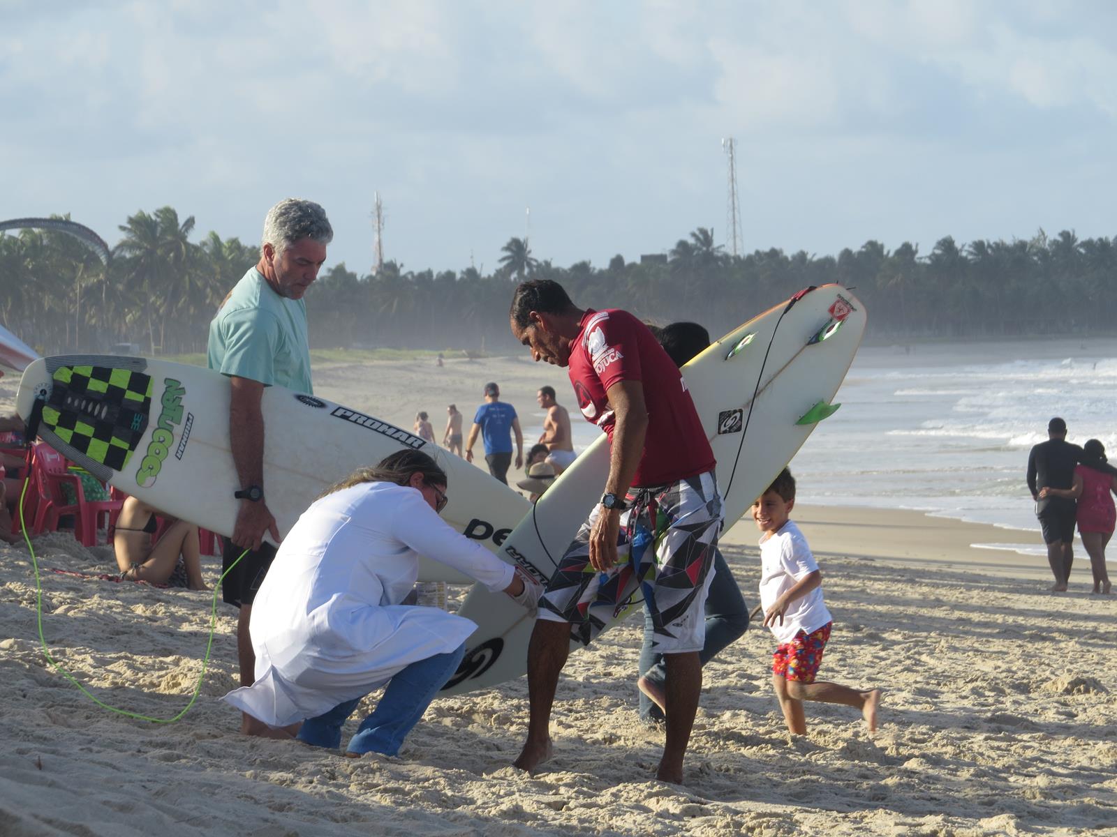 FÁBIO SILVA ATENDIDO E PLENAMENTE RECUPERADO Marands Brasileiro de Surf & Longboard Macaraípe, PE Foto Chico Padilha